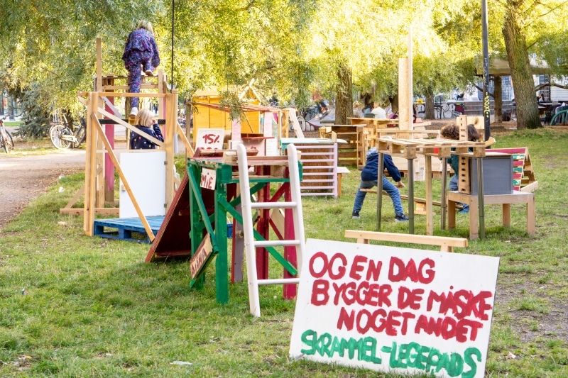 og-en-dag_bygger-de-maske-noget-andet_2024_palastinas-plads_til-vags.jpg